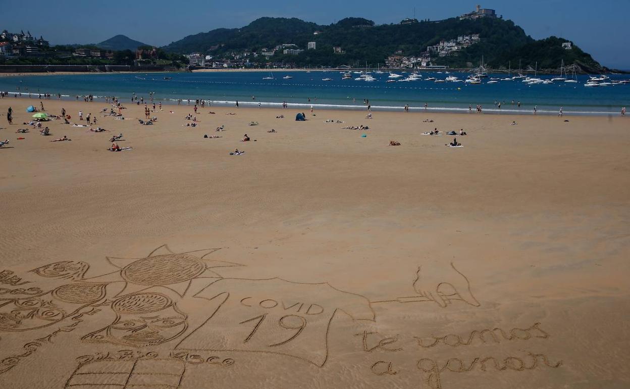 Un mural en la playa de la Concha, en San Sebastián, anima a la vacunación.