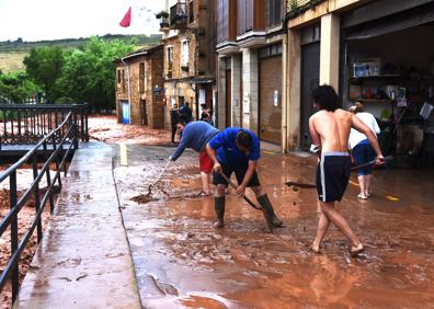 Imagen secundaria 1 - La tormenta maltrata Fuenmayor y deja calles, carreteras y viñedos inundados