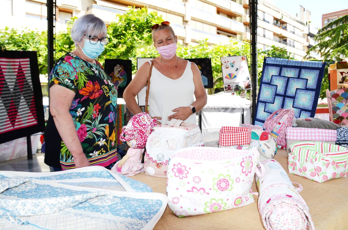 La asociación calagurritana Tiene Tela celebró durante la mañana del domingo el día internacional del 'patchwork' en la calle.