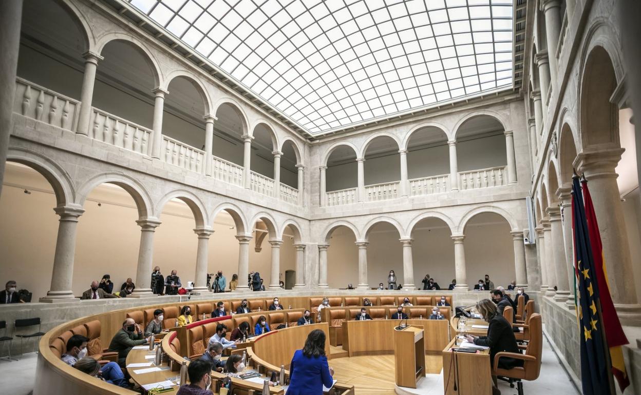 Celebración de una sesión plenaria del Parlamento de La Rioja. 