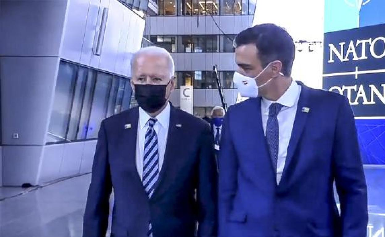 Joe Biden y Pedro Sánchez, durante el breve «paseo» que ambos compartieron, en palabras del presidente del Gobierno, en la sede de la OTAN en Bruselas. 