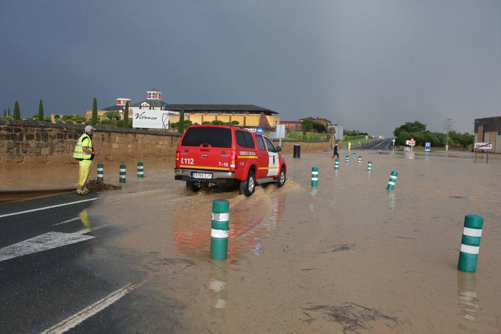 Fotos: La tormenta corta la N-232 en Briones