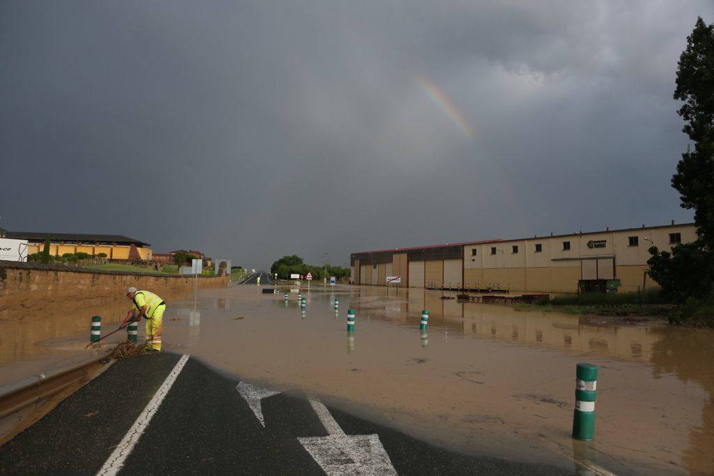 Fotos: La tormenta corta la N-232 en Briones