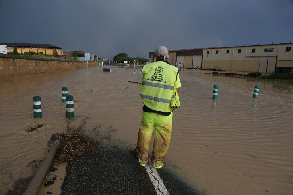 Fotos: La tormenta corta la N-232 en Briones