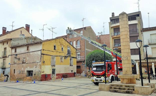 Los Bomberos trabajando en el edificio afectado. 