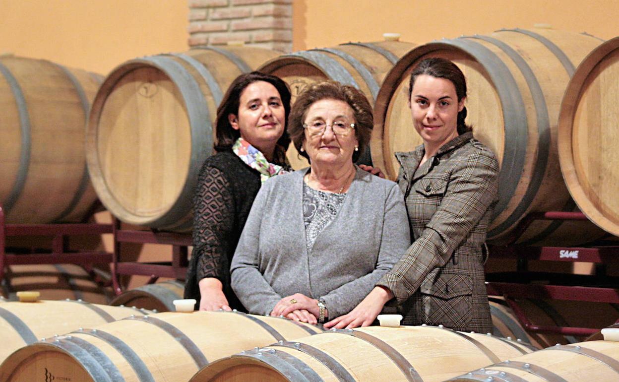 Fe, en el centro, entre su hija Blanca y su nieta Leire, en Bodegas Bohedal. 