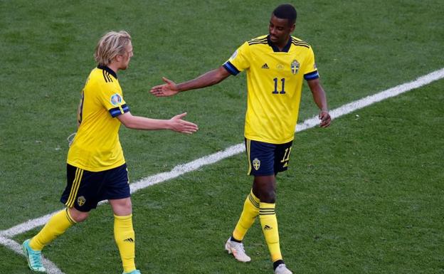 Isak felicita a Forsberg tras su gol.