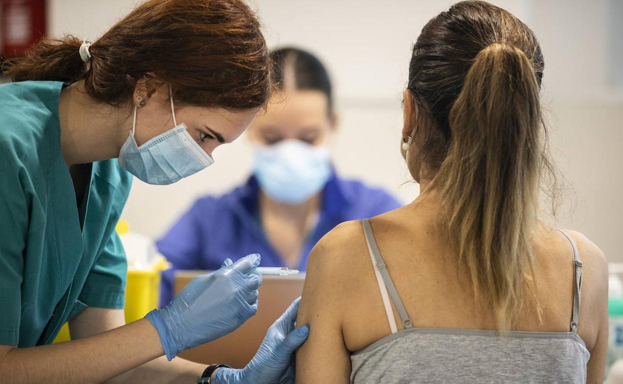 Una enfermera administra una vacuna en el San Pedro. 