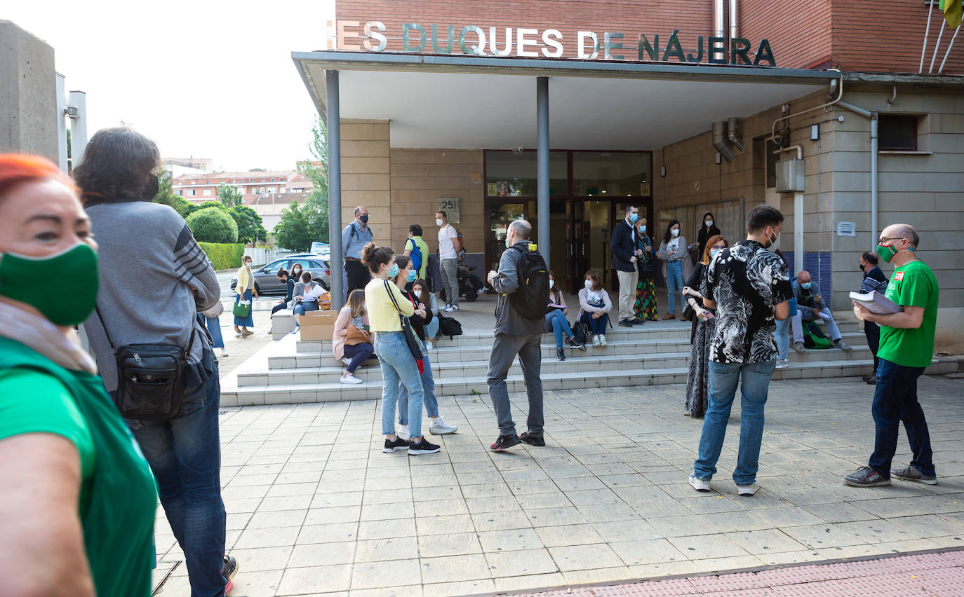 Un grupo de opositores accediendo al IES Duques de Nájera