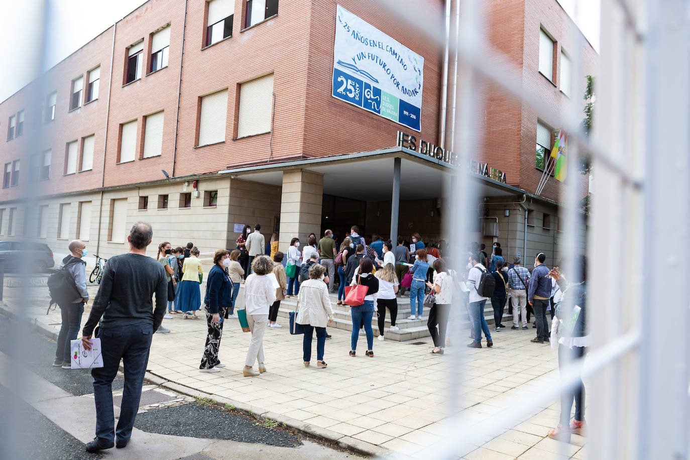 Un grupo de opositores accediendo al IES Duques de Nájera