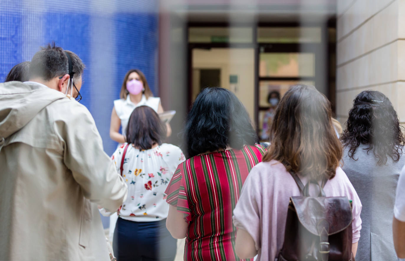 Un grupo de opositores accediendo al IES Duques de Nájera