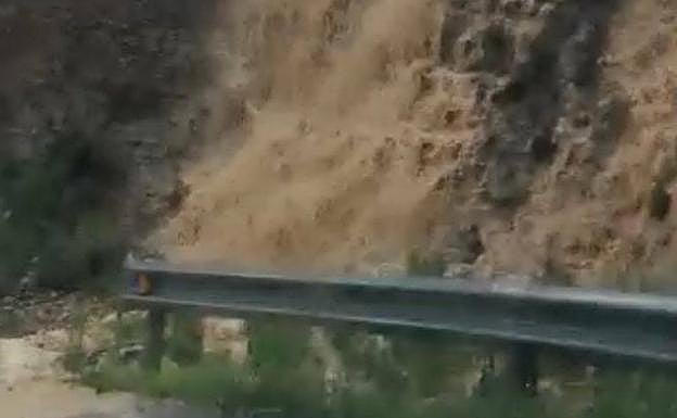 Agua, tierra y piedras en la carretera de Navajún