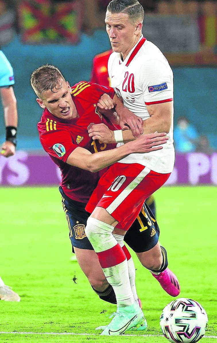 Dani Olmo trata de superar al polaco Zielinski.