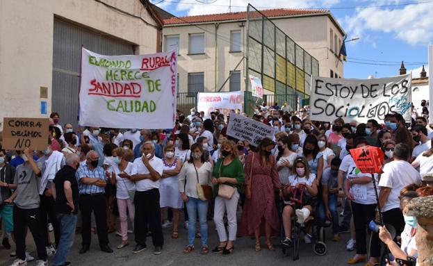 Concentración en Ausejo en contra del plan de Atención Continuada del Gobierno regional. 