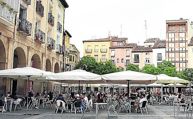 Imagen principal - Arriba, la plaza del Mercado, donde los bares han podido aumentar la superficie de sus veladores, está dando que hablar dada su ocupación. Abajo, terraza en Pérez Galdós ganada al aparcamiento en zona azul y solución para que avenida de Portugal siga con las mesas altas. 