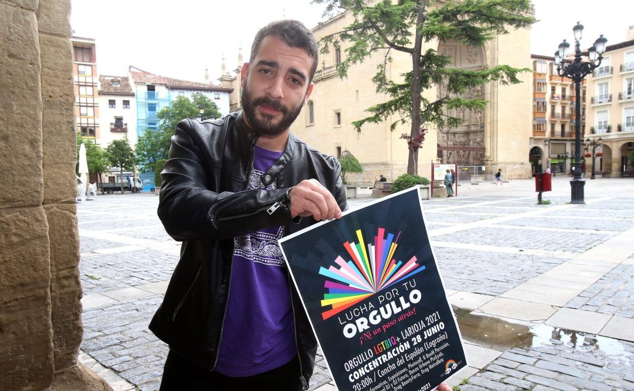 José Urbaneja posa con el cartel del Día Internacional del Orgullo LGTBIQ+. 
