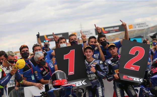 Unai Orradre celebró su victoria en el ESBK con su equipo Yamaha MS Racing. 