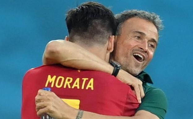 Efusivo abrazo entre Morata y Luis Enrique tras marcar el jugador de la 'Juve' el 1-0 a Polonia.