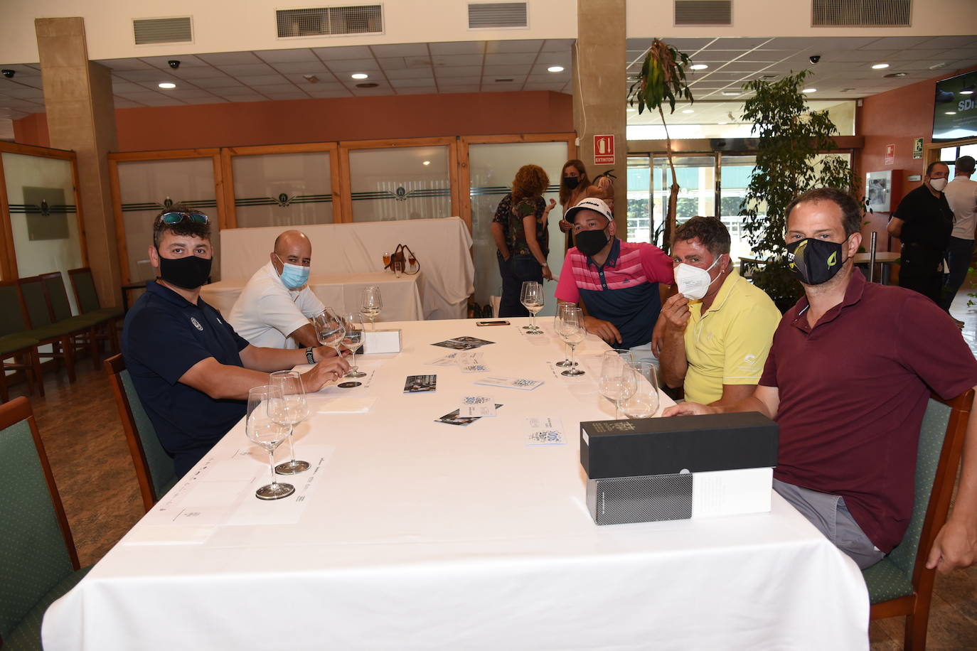 Tras la jornada de juego, los participantes en el torneo Bodegas Ontañón de la Liga de Golf y Vino disfrutaron de los vinos de la bodega en El Campo de Logroño.