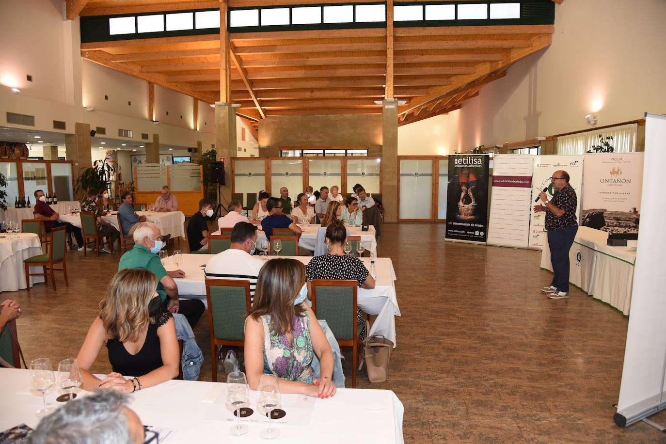 Tras la jornada de juego, los participantes en el torneo Bodegas Ontañón de la Liga de Golf y Vino disfrutaron de los vinos de la bodega en El Campo de Logroño.