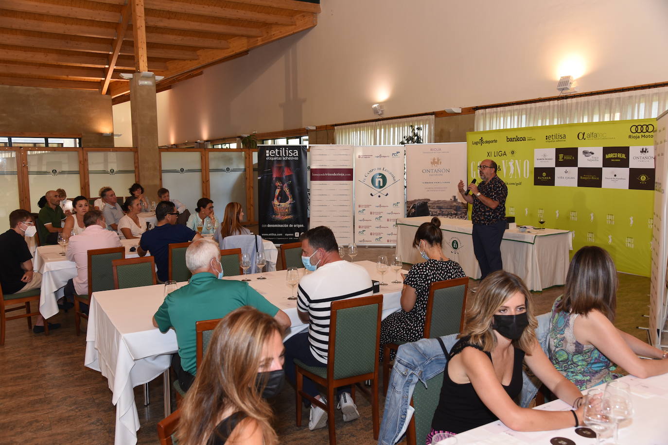 Tras la jornada de juego, los participantes en el torneo Bodegas Ontañón de la Liga de Golf y Vino disfrutaron de los vinos de la bodega en El Campo de Logroño.