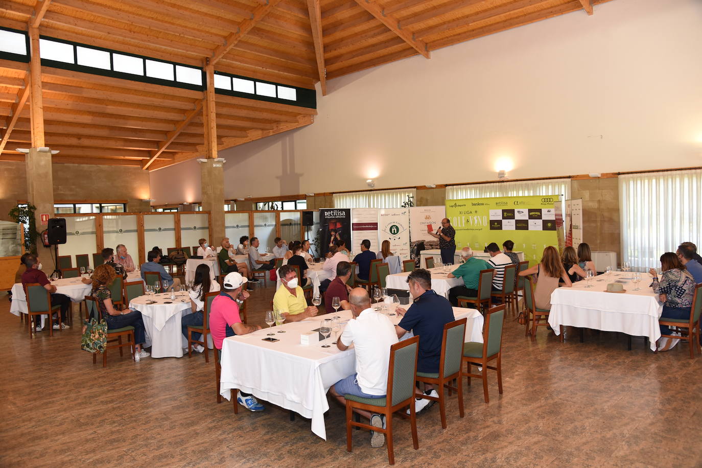 Tras la jornada de juego, los participantes en el torneo Bodegas Ontañón de la Liga de Golf y Vino disfrutaron de los vinos de la bodega en El Campo de Logroño.