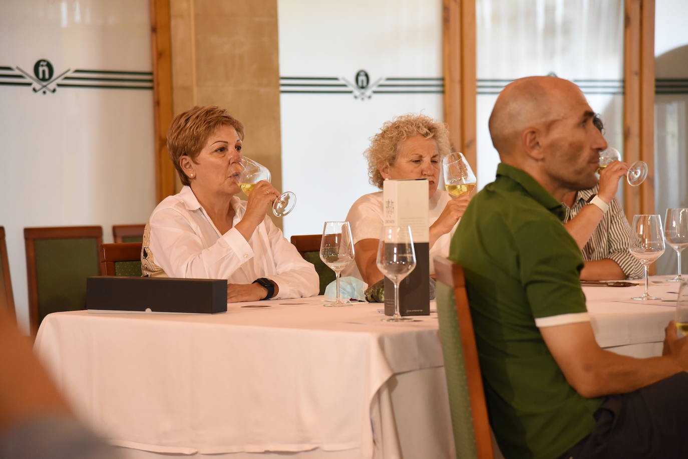 Tras la jornada de juego, los participantes en el torneo Bodegas Ontañón de la Liga de Golf y Vino disfrutaron de los vinos de la bodega en El Campo de Logroño.