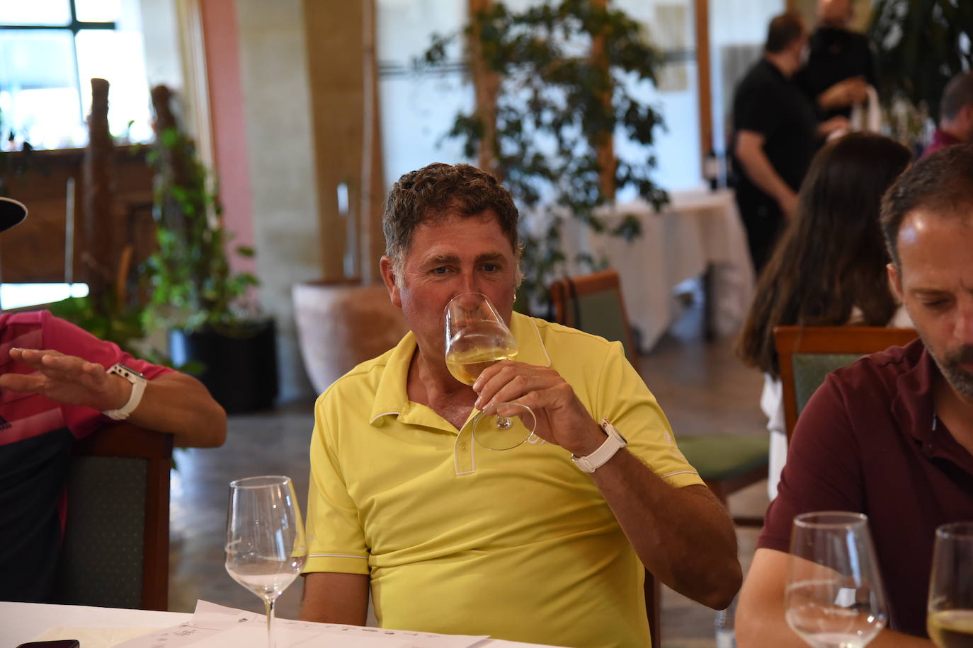 Tras la jornada de juego, los participantes en el torneo Bodegas Ontañón de la Liga de Golf y Vino disfrutaron de los vinos de la bodega en El Campo de Logroño.