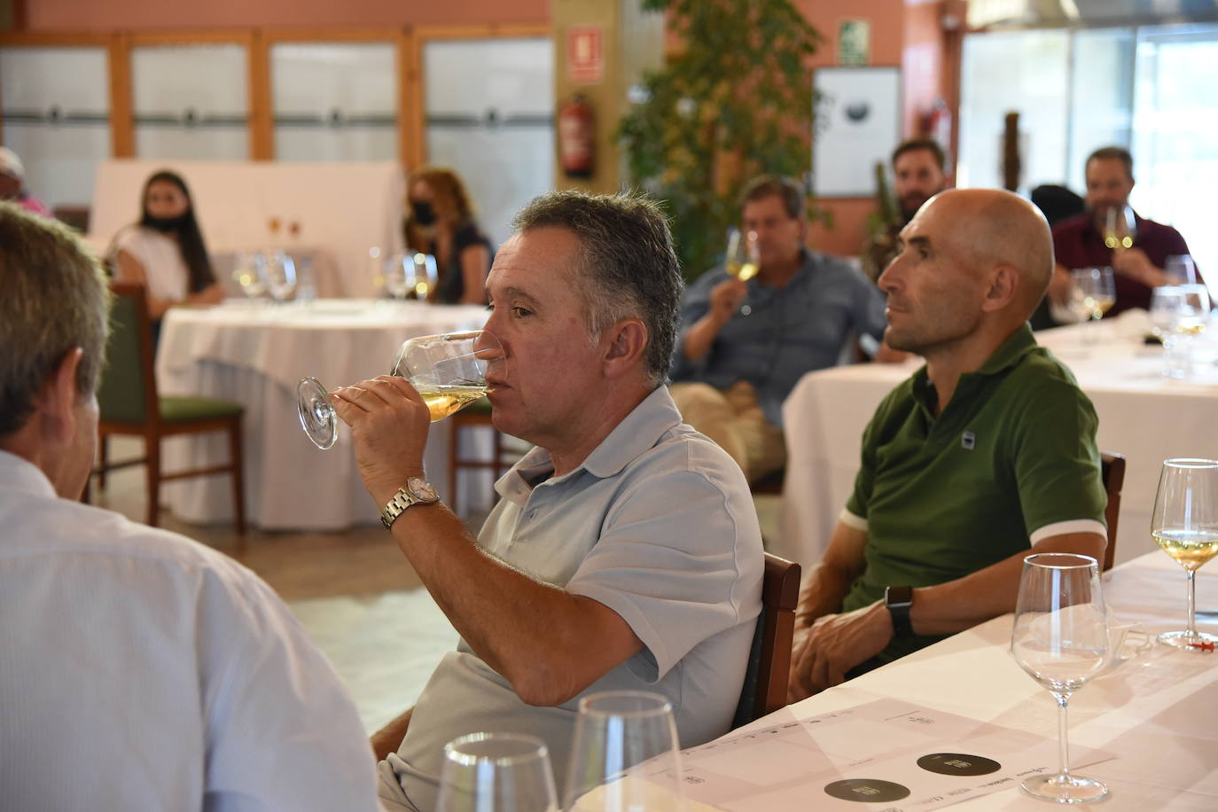 Tras la jornada de juego, los participantes en el torneo Bodegas Ontañón de la Liga de Golf y Vino disfrutaron de los vinos de la bodega en El Campo de Logroño.