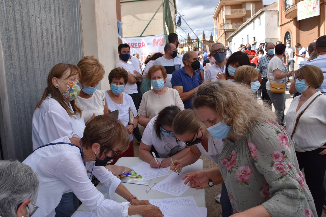 Más de 700 personas de la zona básica de Salud de Murillo de Río Leza se manifestaron en contra de las medidas previstas por Salud. 