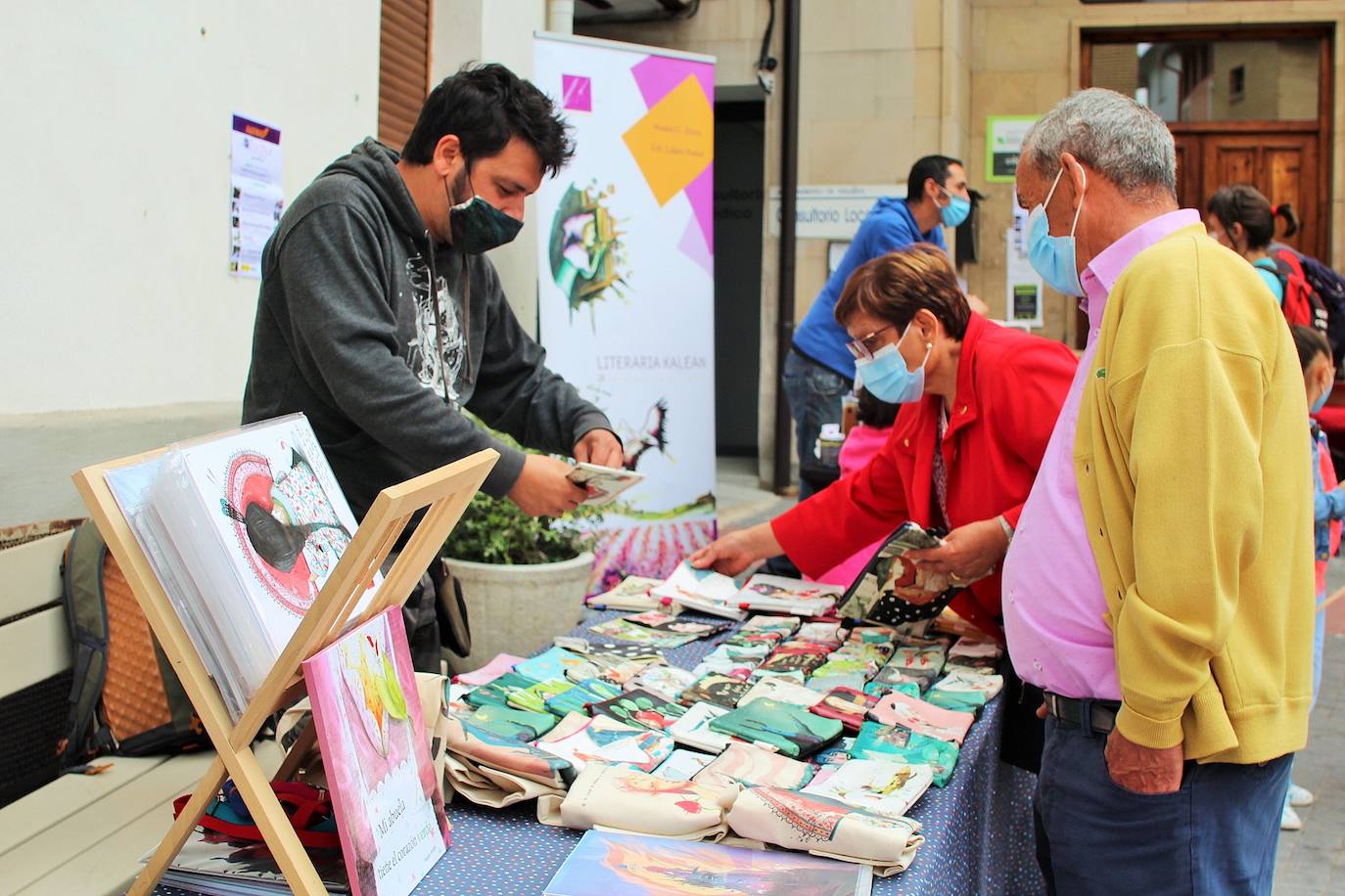 Una decena de puestos de «productos ecológicos, de autor y de comercio local», como quesos, vinos, juguetes artesanos, libros, productos de El Colletero, ilustraciones y complementos dieron vida ayer al municipio, muy frecuentado por senderistas y montañeros
