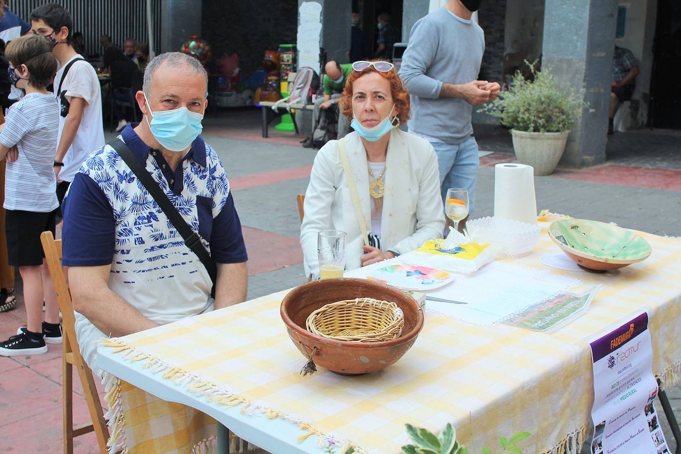 Una decena de puestos de «productos ecológicos, de autor y de comercio local», como quesos, vinos, juguetes artesanos, libros, productos de El Colletero, ilustraciones y complementos dieron vida ayer al municipio, muy frecuentado por senderistas y montañeros