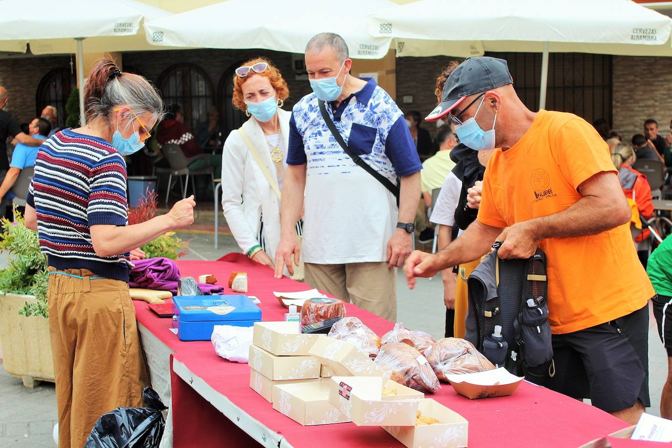 Una decena de puestos de «productos ecológicos, de autor y de comercio local», como quesos, vinos, juguetes artesanos, libros, productos de El Colletero, ilustraciones y complementos dieron vida ayer al municipio, muy frecuentado por senderistas y montañeros