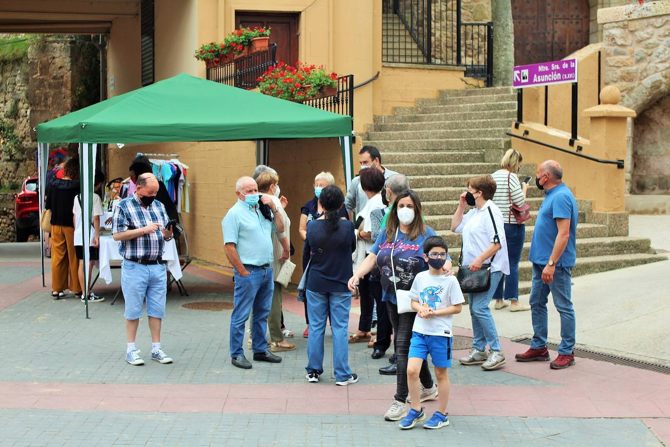 Una decena de puestos de «productos ecológicos, de autor y de comercio local», como quesos, vinos, juguetes artesanos, libros, productos de El Colletero, ilustraciones y complementos dieron vida ayer al municipio, muy frecuentado por senderistas y montañeros