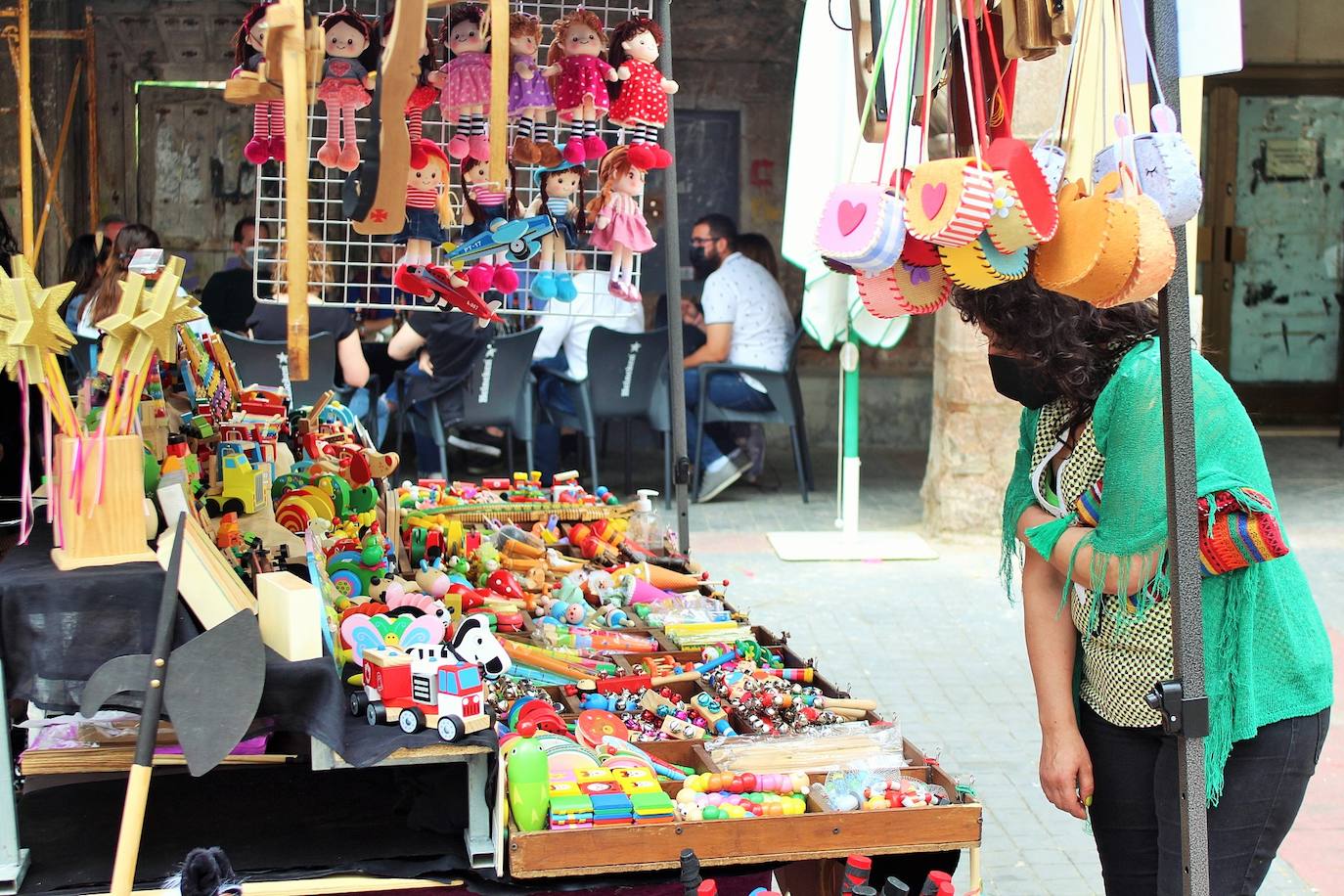 Una decena de puestos de «productos ecológicos, de autor y de comercio local», como quesos, vinos, juguetes artesanos, libros, productos de El Colletero, ilustraciones y complementos dieron vida ayer al municipio, muy frecuentado por senderistas y montañeros