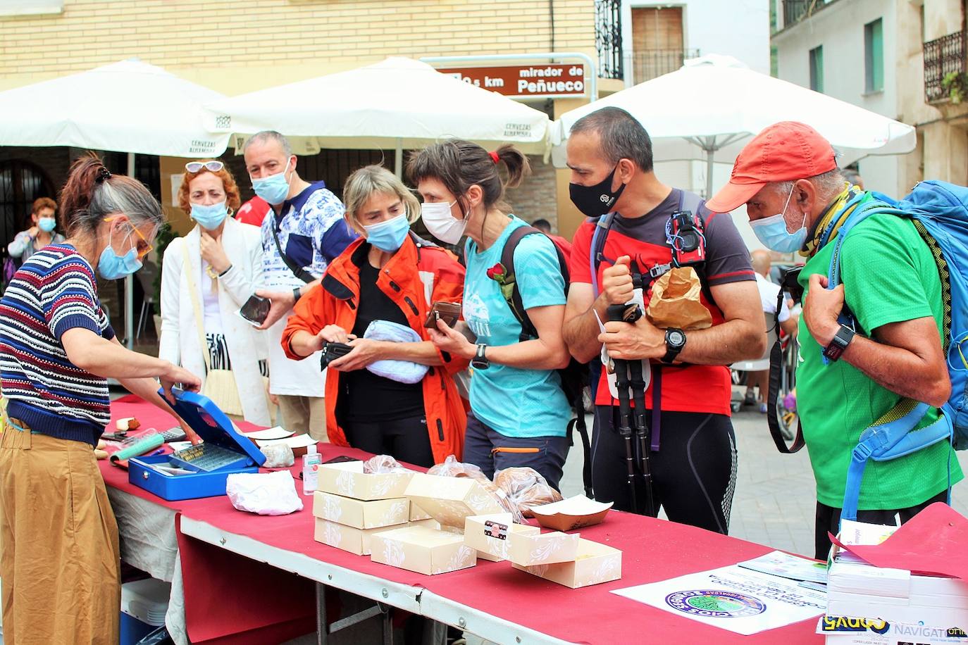 Una decena de puestos de «productos ecológicos, de autor y de comercio local», como quesos, vinos, juguetes artesanos, libros, productos de El Colletero, ilustraciones y complementos dieron vida ayer al municipio, muy frecuentado por senderistas y montañeros