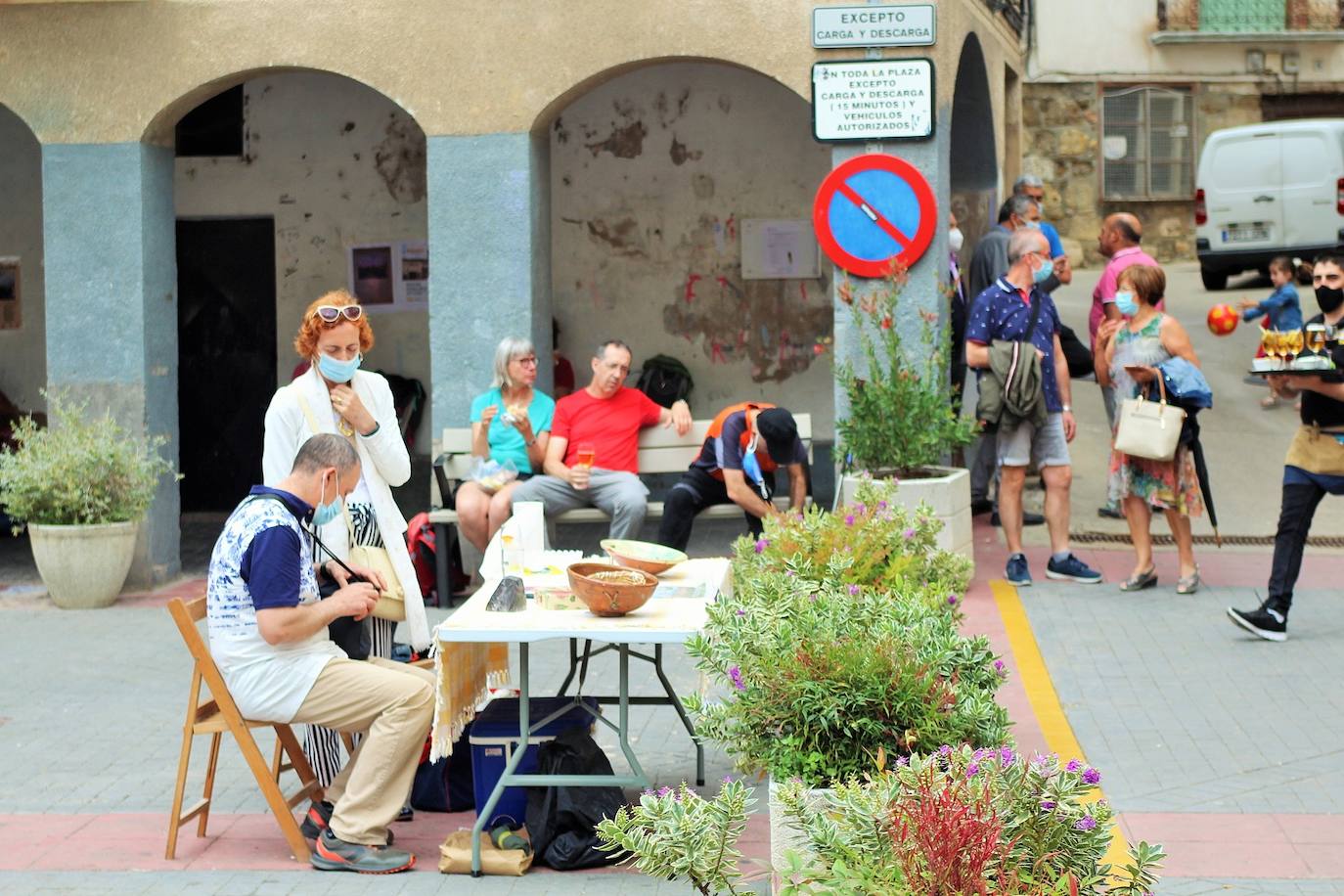 Una decena de puestos de «productos ecológicos, de autor y de comercio local», como quesos, vinos, juguetes artesanos, libros, productos de El Colletero, ilustraciones y complementos dieron vida ayer al municipio, muy frecuentado por senderistas y montañeros