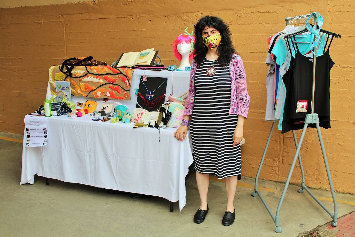 Una decena de puestos de «productos ecológicos, de autor y de comercio local», como quesos, vinos, juguetes artesanos, libros, productos de El Colletero, ilustraciones y complementos dieron vida ayer al municipio, muy frecuentado por senderistas y montañeros