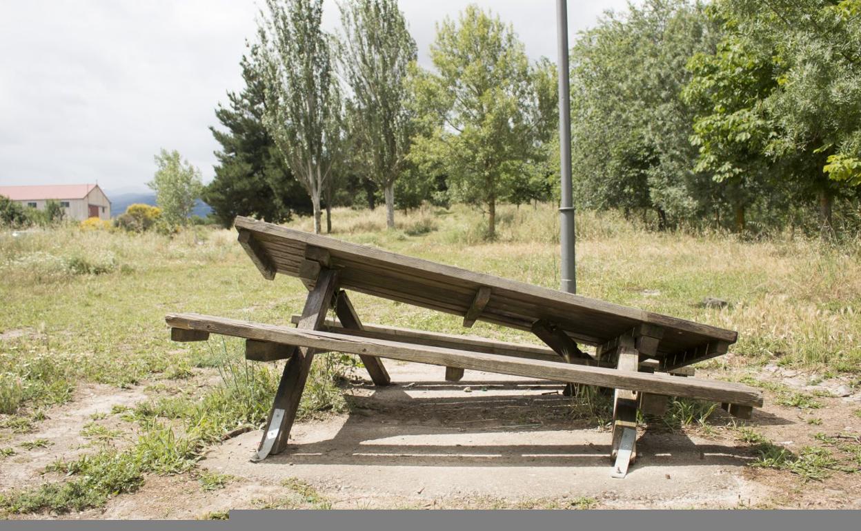 El escaso mobiliario del parque, aunque ya no se le puede llamar así, ha sido vandalizado, como esta mesa. 