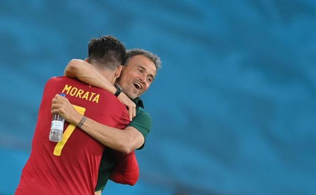 Morata se abraza a Luis Enrique tras su gol a Polonia.