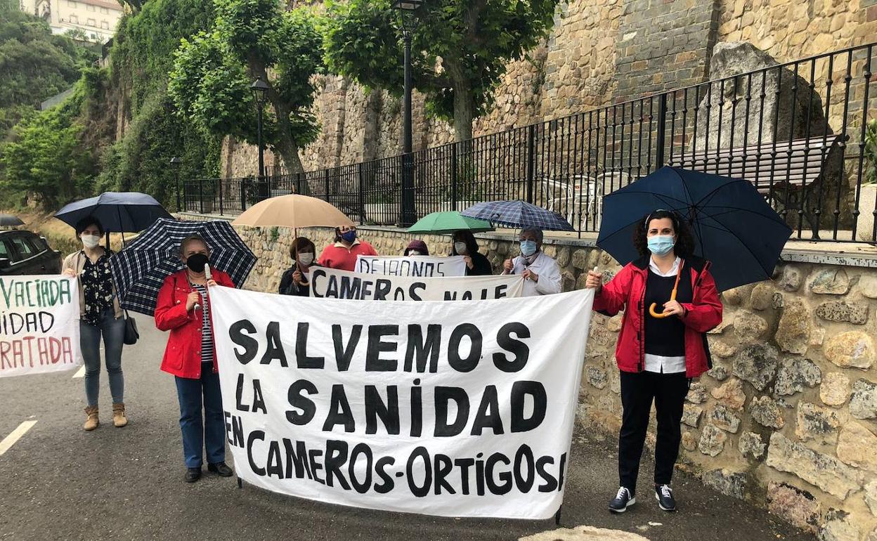 Una decena de ortigosanos se han manifestado frente al lugar de la reunión.