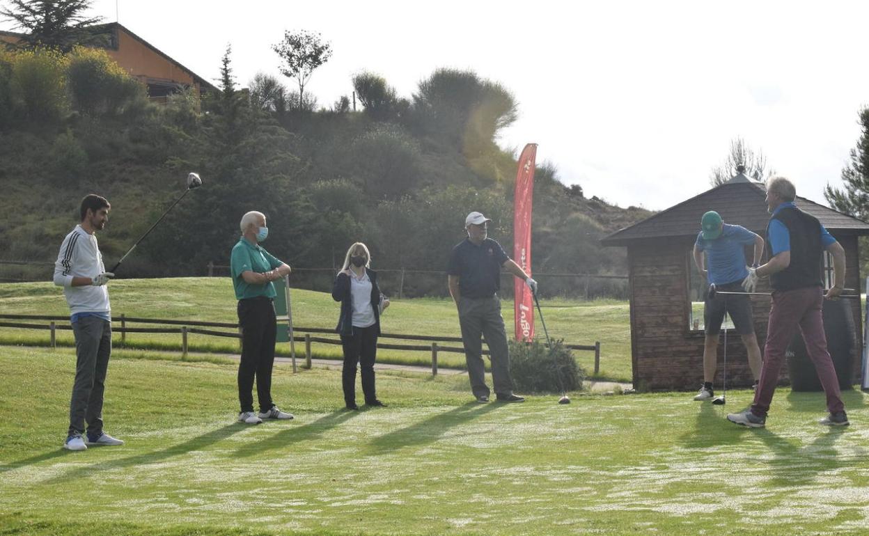 Dabid Bedia con un grupo de golfistas 