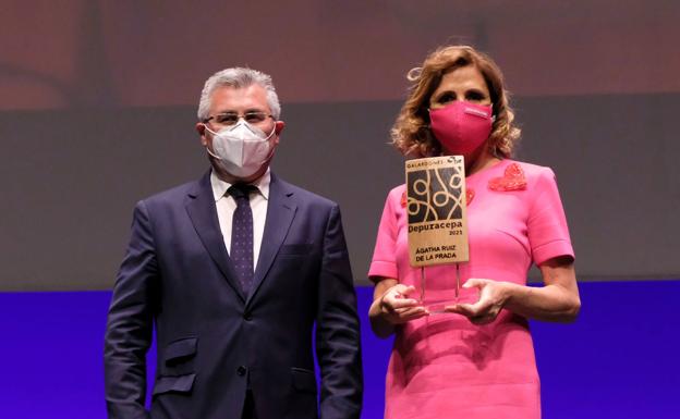 José Ángel Lacalzada entregó su premio a Ágatha Ruiz de la Prada.