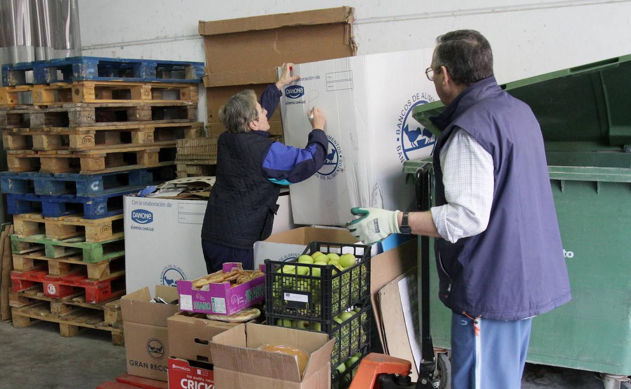 Voluntarios de un banco de alimentos. 