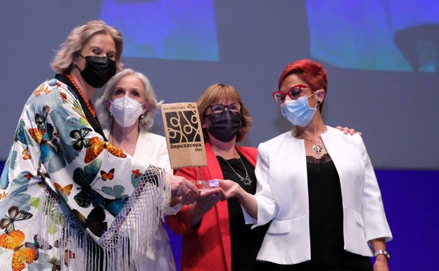 Mª Ángeles Espinosa, Ana Rosa Díez, Gloria Moreno y María Macías recogieron el premio de Pilar Espinosa.