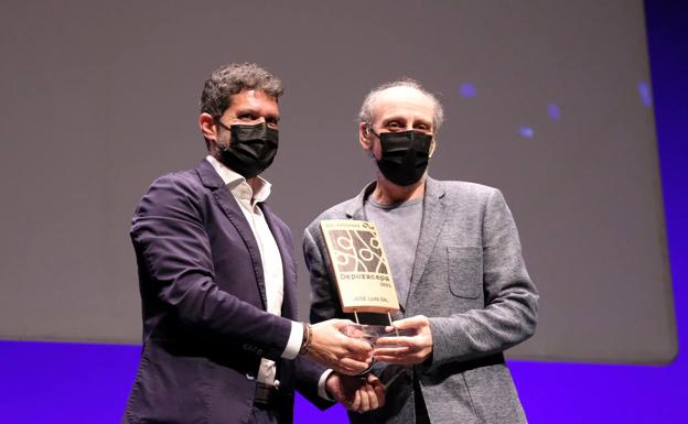 José Luis Gil recibió el premio de manos de Javier Doval.