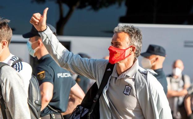 Luis Enrique saluda a los aficionados tras su llegada ayer a Sevilla.