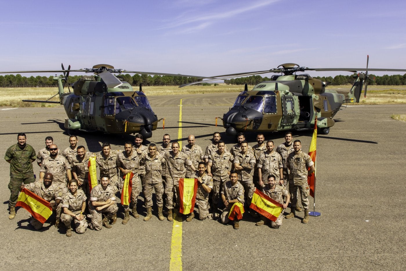 De Agoncillo a Mali. Componentes del Bhelma III de Agoncillo desplegados en Bamako con dos helicópteros NH-90. 