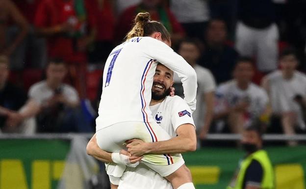 Benzema y Griezmann celebran un gol.