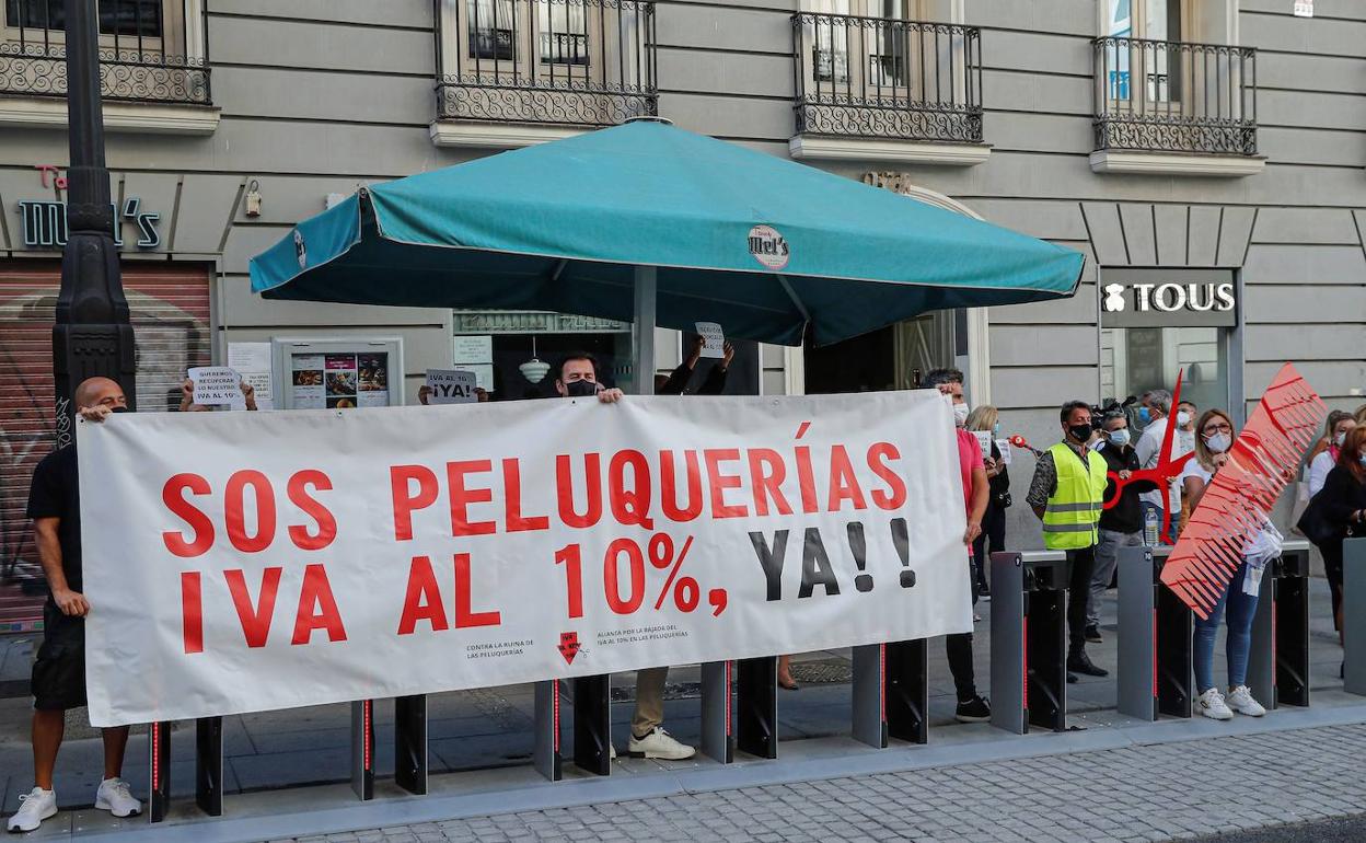 Manifestantes convocados por la Alianza por la Bajada del IVA al 10%. 